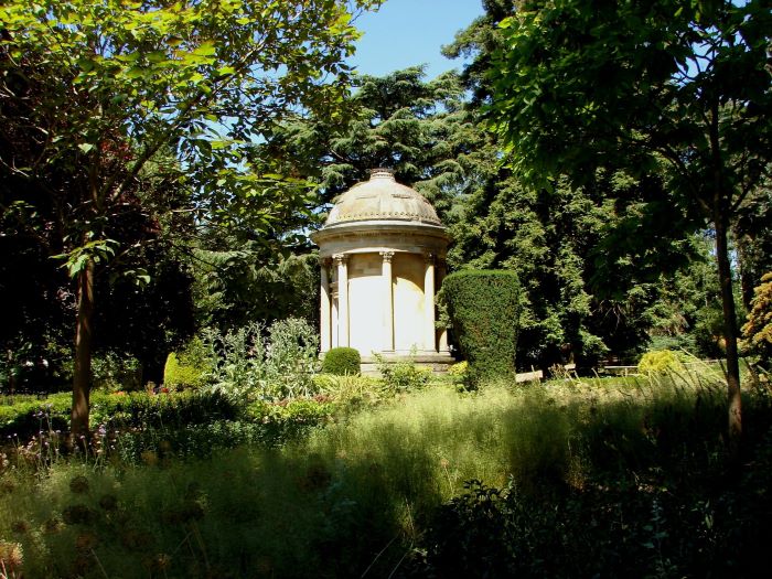 A gazebo in Jephson Gardens surrounded by greenery
